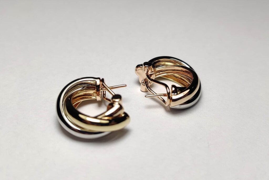 How to choose jewelry to match your hairstyle Miao Xiang LeFR7Fj3J6I Unsplash 1024x683
